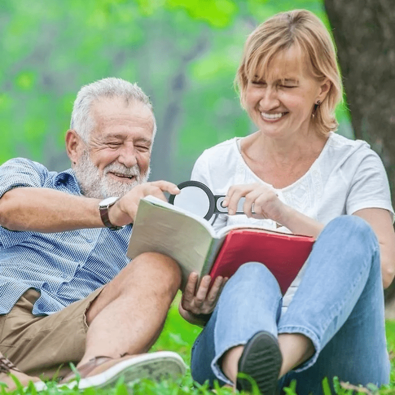 Aide visuelle compacte: loupe optique 30x portable pour seniors, améliorant le confort et l'agrandissement de lecture.