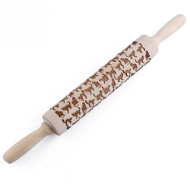 Rouleau à pâtisserie en bois sculpté, créant des motifs originaux sur les biscuits de fête.