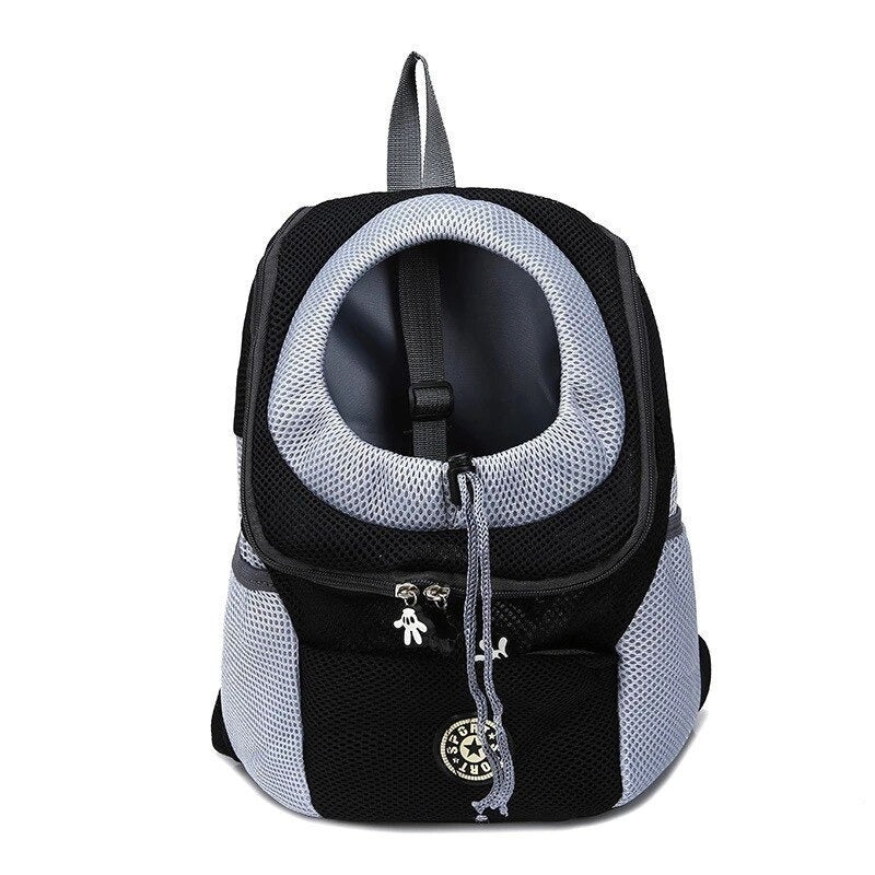 Petit chien heureux dans sac à dos porte-chien ergonomique, respirant pour randonnée et balade.