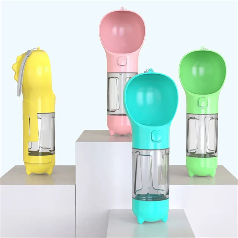 Accessoire voyage 3-en-1 pour animaux : bouteille eau, mangeoire et sac poubelle intégré. Hydratation pratique.