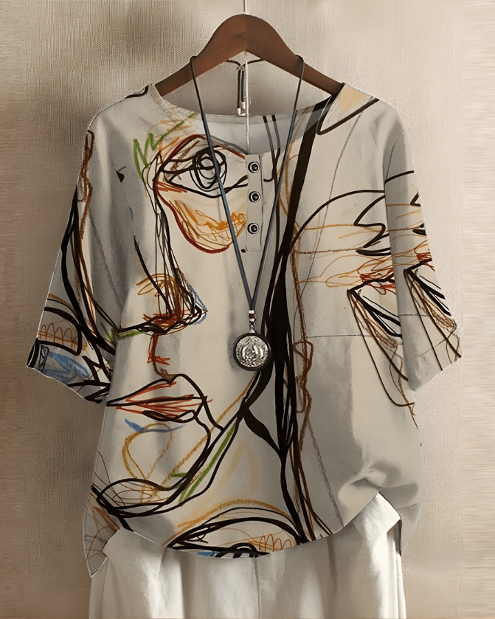 Femme souriante portant une tunique ample à imprimé géométrique. Look décontracté chic, manches 3/4, grand confort.