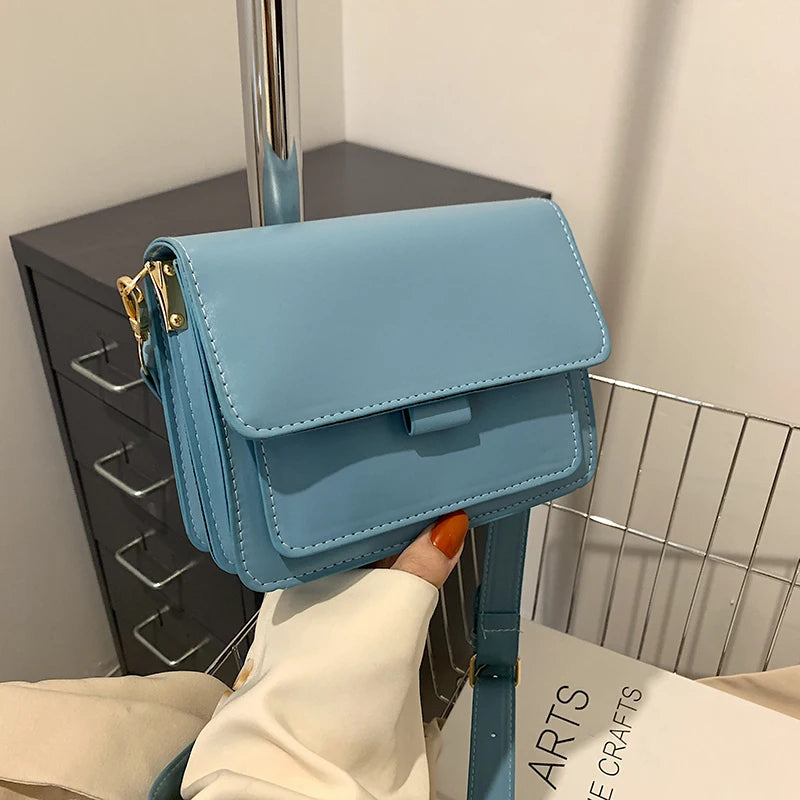 Sac bandoulière chic femme bleu, design rabat. Compact, élégant et parfait pour un look quotidien.