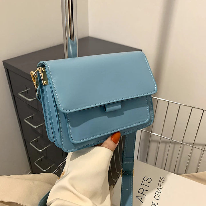 Sac bandoulière chic femme bleu, design rabat. Compact, élégant et parfait pour un look quotidien.
