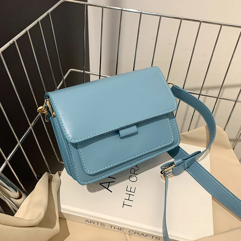 Sac bandoulière chic femme café, compact et polyvalent. Parfait pour voyage ou usage quotidien.