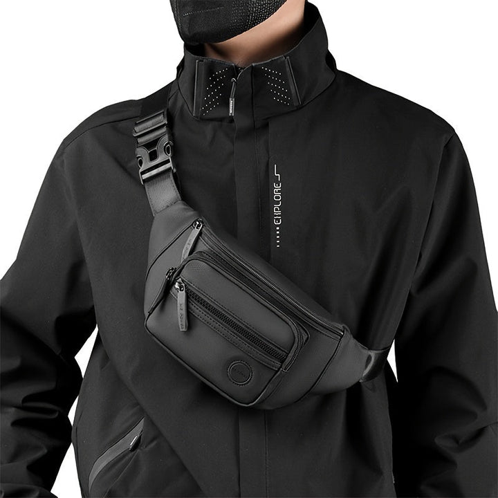 Sac banane homme noir résistant à l'eau, idéal pour voyage, sport, randonnée et usage quotidien.