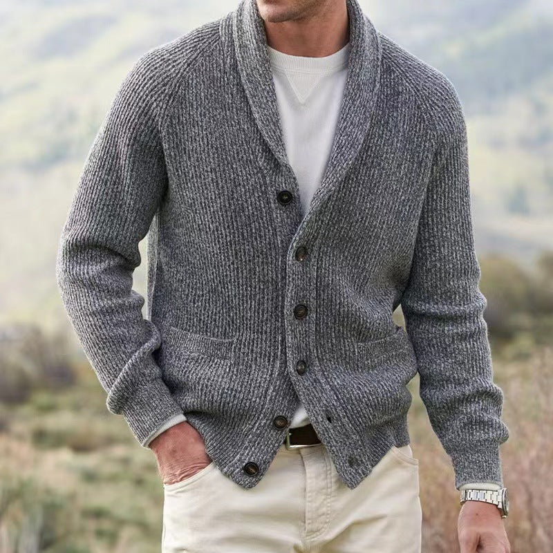 Cardigan homme chic à col V, apportant confort et élégance pour un style décontracté ou habillé, très polyvalent.