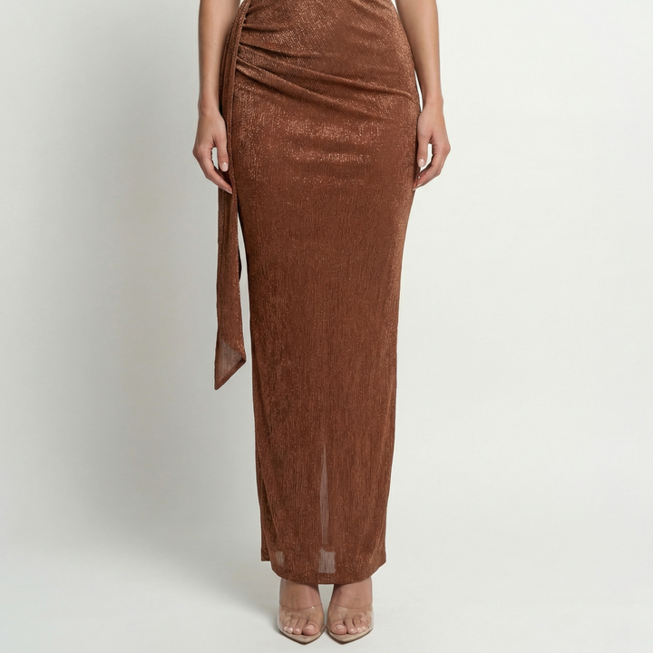 Robe maxi marron satinée une épaule moulante pour femme, tenue de soirée élégante et glamour.