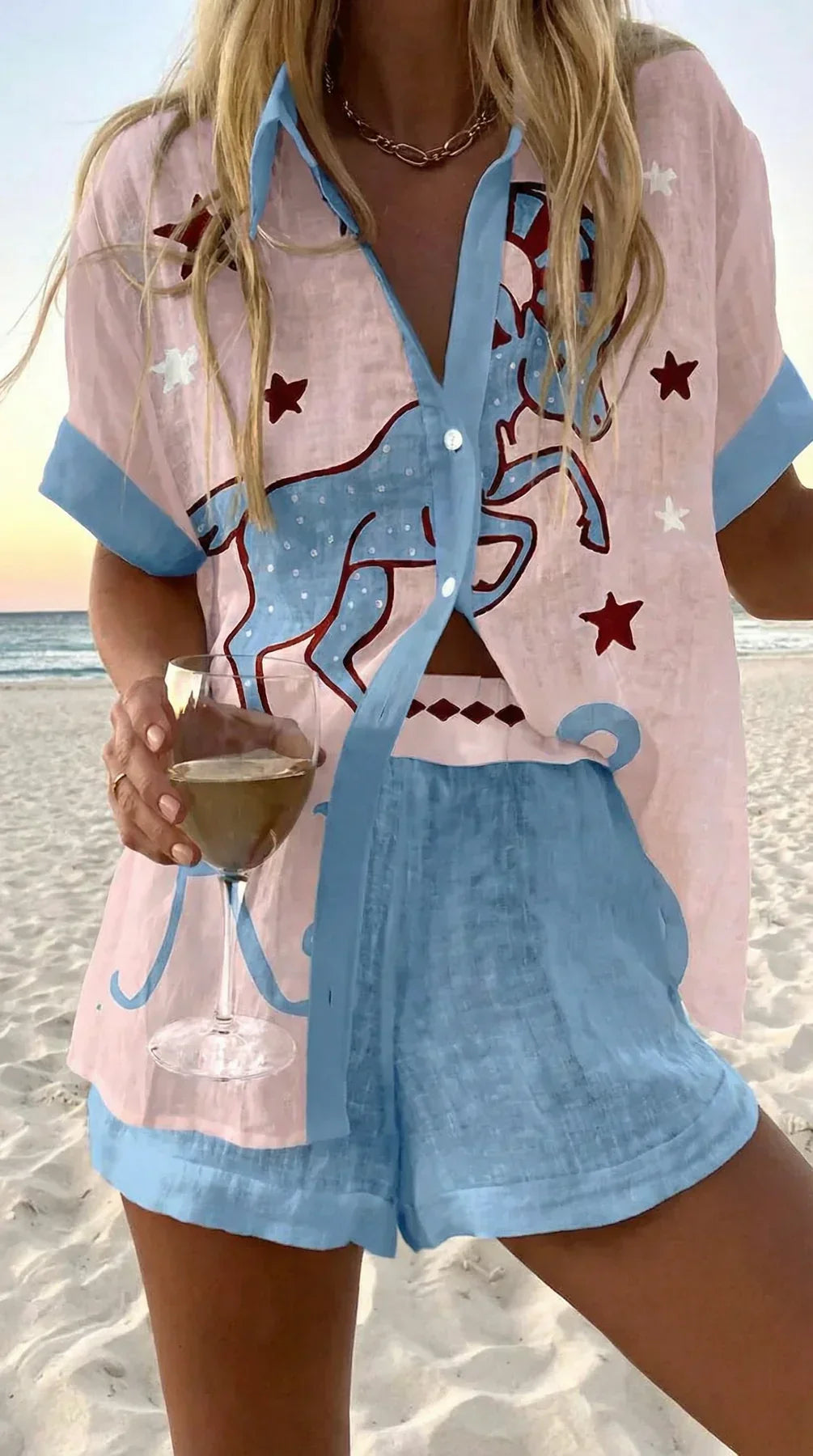 Chemise et short femme imprimé artistique. Ensemble deux pièces bohème et coloré pour la plage.