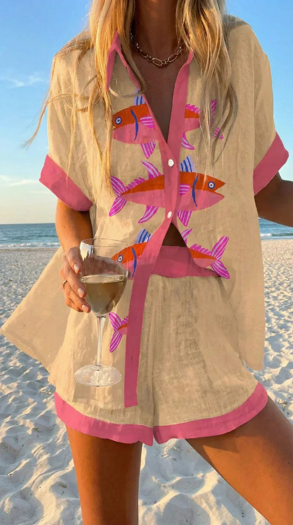 Mode femme chic et décontractée: ensemble chemise-short imprimé, parfait pour les vacances d'été.