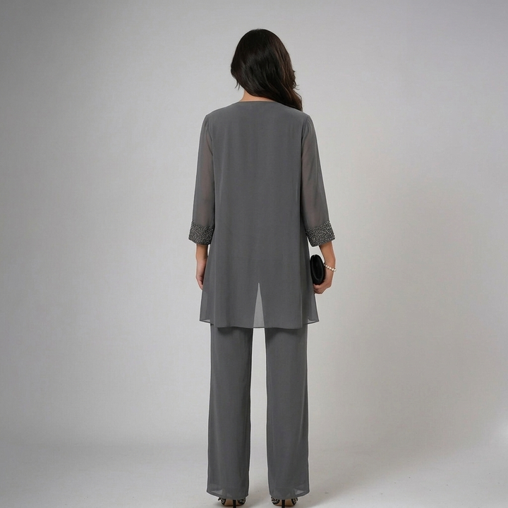 Tenue chic femme grise 3 pièces: pantalon, top élégant & veste. Polyvalente pour printemps/été.