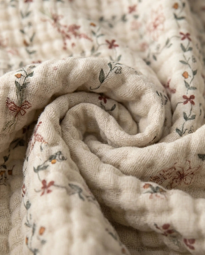 Couverture en coton naturel, respirante et élégante, pour un confort ultime dans la chambre.