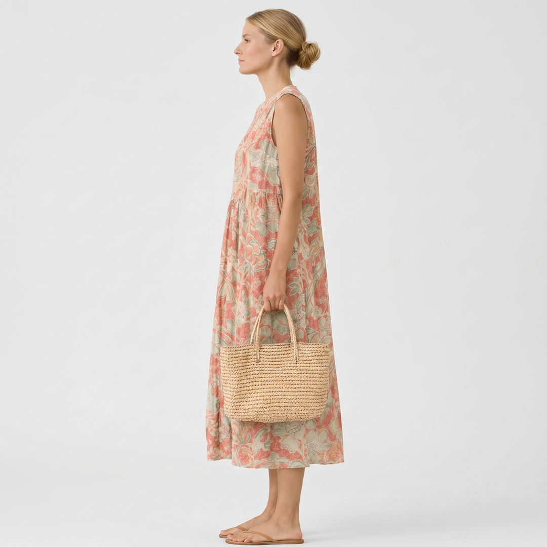 Robe midi fleurie sans manches pour femme, tissu fluide et léger, idéale pour un look estival et confortable.