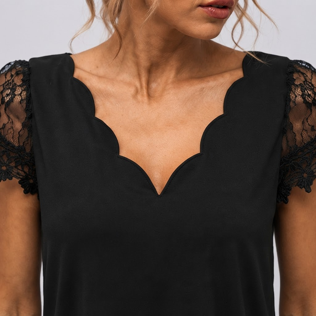 Femme portant une robe polyvalente, idéale pour soirée ou look quotidien féminin.