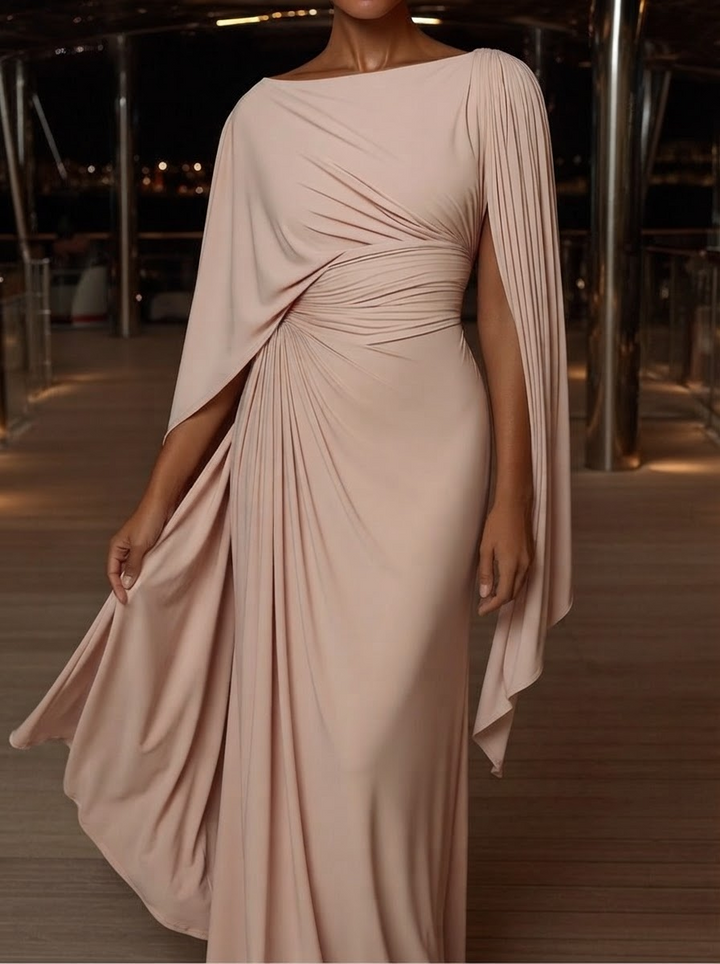 Élégante robe longue plissée drapée femme, design asymétrique raffiné pour occasions formelles.