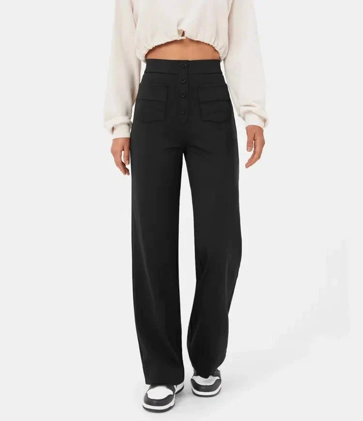 Modèle portant un pantalon femme taille haute extensible boutonné, look quotidien chic.