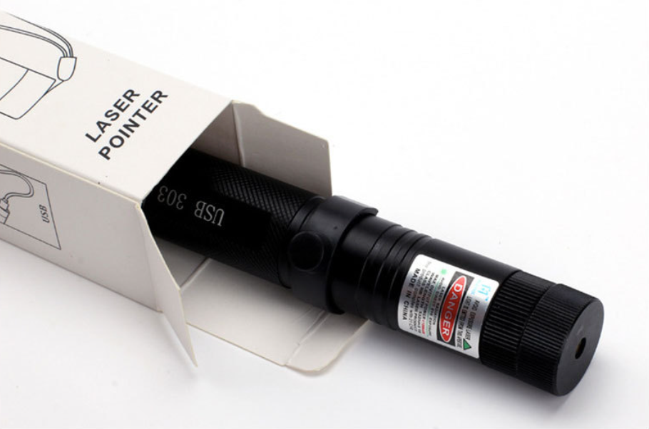Laser torche compacte et rechargeable en aluminium, longue portée pour usage extérieur et professionnel.