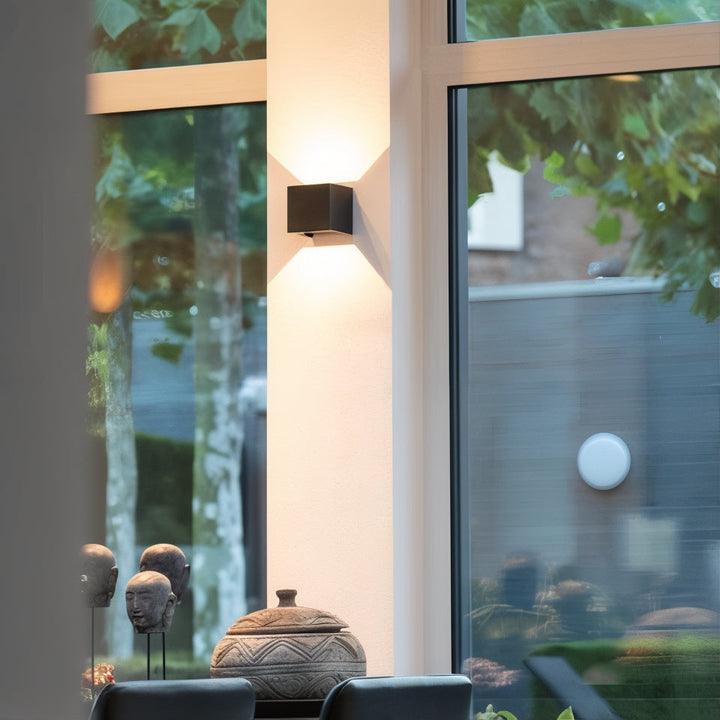 Lampe murale LED design moderne, lumière chaude réglable. Idéale pour créer une ambiance intérieure cosy.