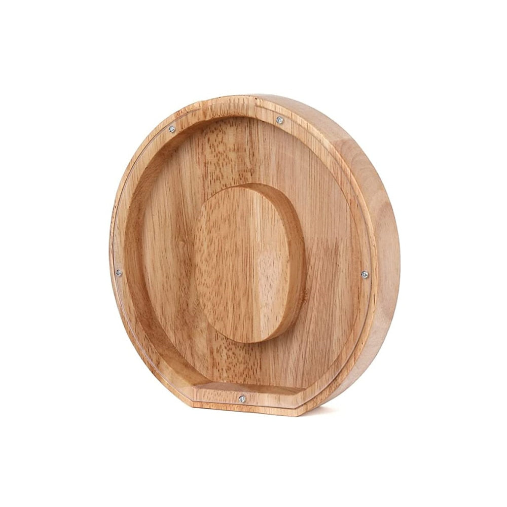 Tirelire alphabet en bois sur une étagère de chambre d'enfant, élément de décoration.