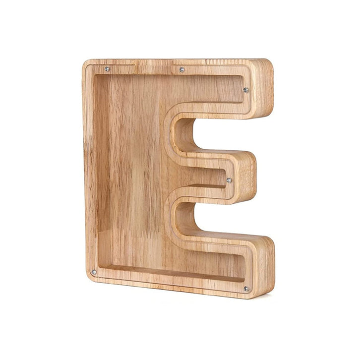 Gros plan sur la texture du bois d'une tirelire alphabet enfant, qualité artisanale.