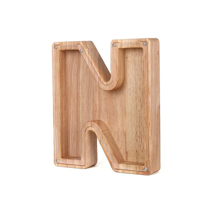 Vue d'ensemble de plusieurs tirelires alphabet en bois formant un mot ou un prénom.