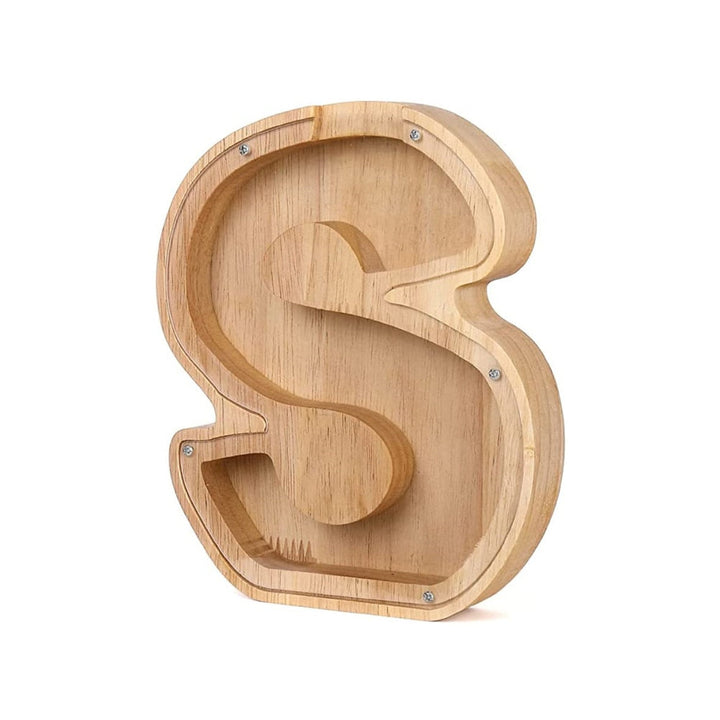 Détail d'une tirelire alphabet en bois, montrant la fente à monnaie et la lettre.