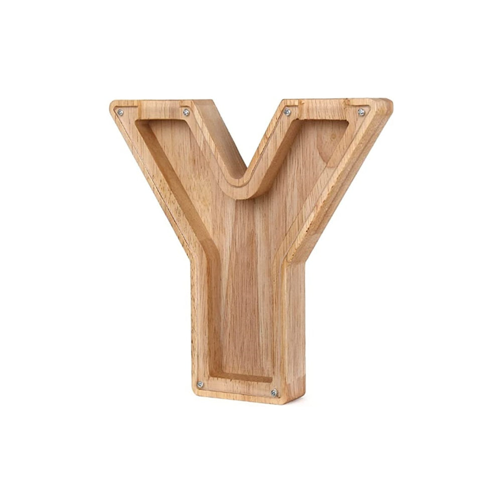 Enfant apprenant avec sa tirelire alphabet en bois, une façon ludique d'économiser.