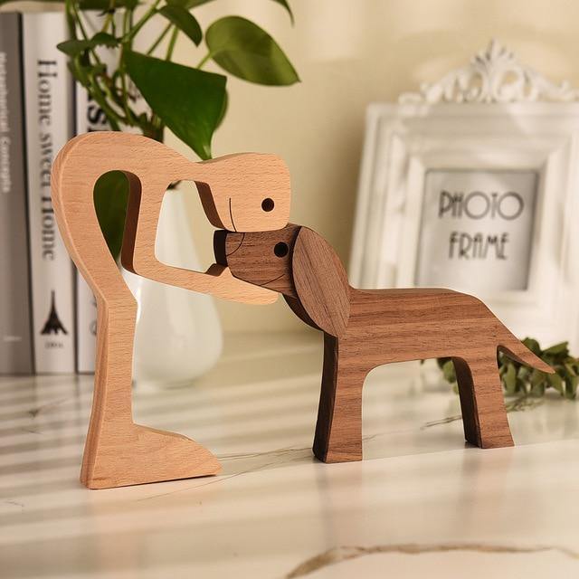 Figurine de chien en bois sculptée à la main, parfaite pour la décoration maison d'amoureux des animaux.