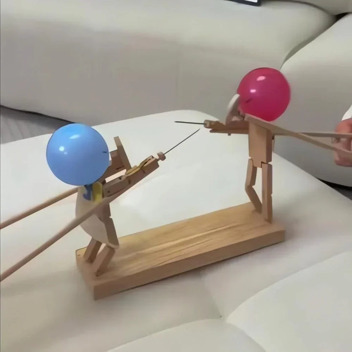 Plateau de jeu en bois préparé pour un combat stratégique intense et un duel d'adresse stimulant.