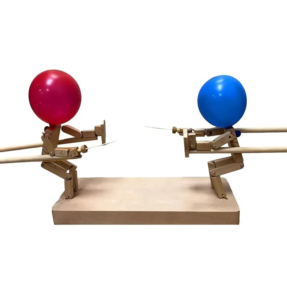 Amis et famille profitent du jeu de combat stratégique en bois, un party game amusant et convivial.