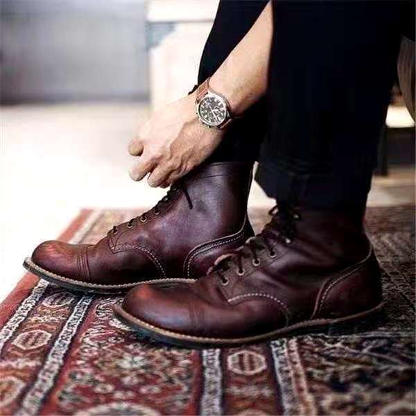 Robustes bottines homme à lacets, design vintage, bout renforcé. Chaussures de cheville durables pour l'hiver.