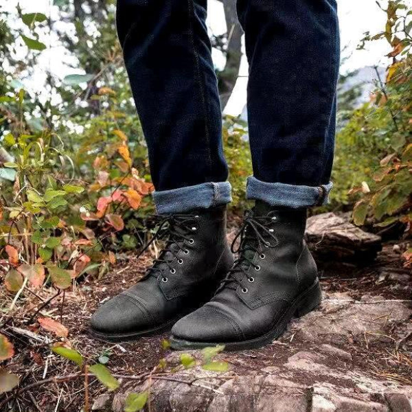 Bottines homme vintage avec lacets et bout renforcé. Chaussures de cheville élégantes et robustes pour temps froid.