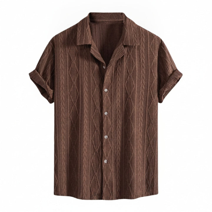 Chemise homme manches courtes à motif texturé losanges, col classique, idéale pour l'été et un look décontracté.