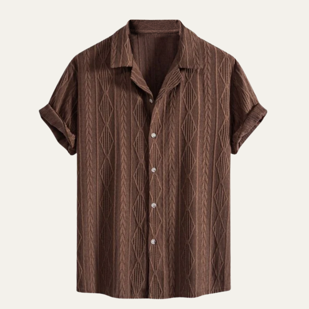 Vêtement homme : Chemise d'été manches courtes avec motif texturé moderne et col classique, style smart casual.