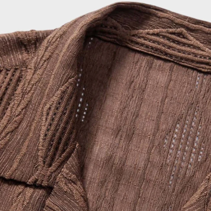 Chemise homme décontractée manches courtes, motif texturé subtil losanges. Col classique pour un style smart casual.