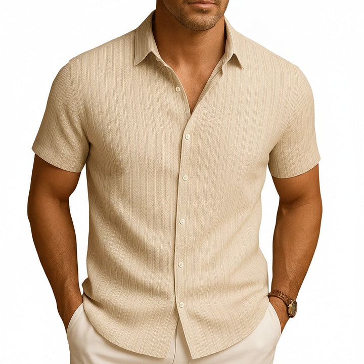 Chemise homme à manches courtes rayures verticales, coupe ajustée et col classique.