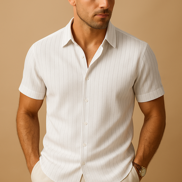 Chemise homme à rayures verticales, col classique, élégante pour l'été, manches courtes.