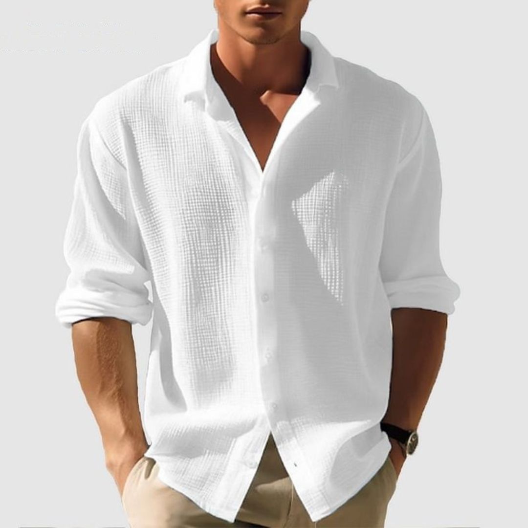 Chemise homme à manches longues regular fit, élégante, idéale pour une tenue de bureau ou un look décontracté.