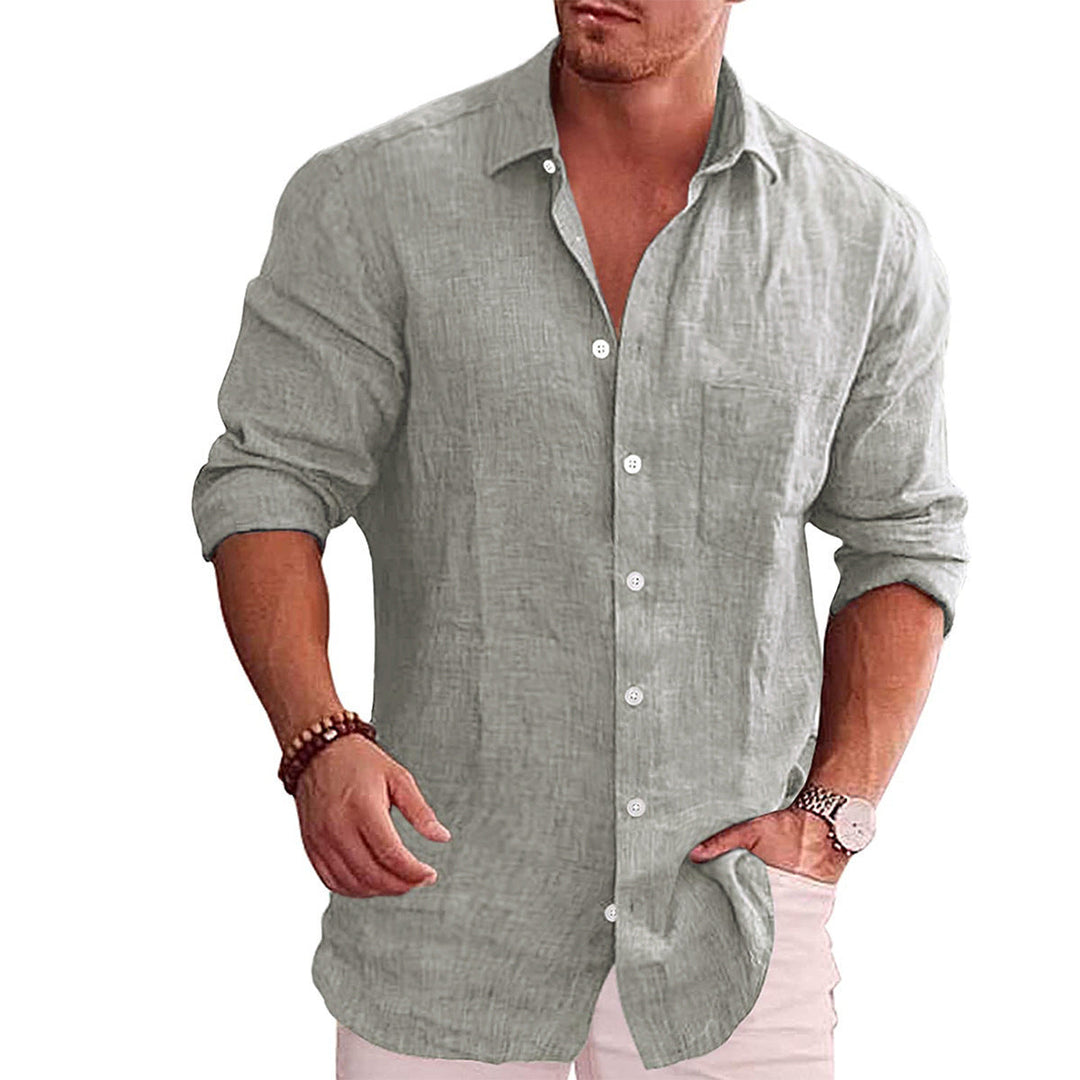 Modèle portant une chemise homme manches longues. Look parfait pour une soirée ou événement chic.