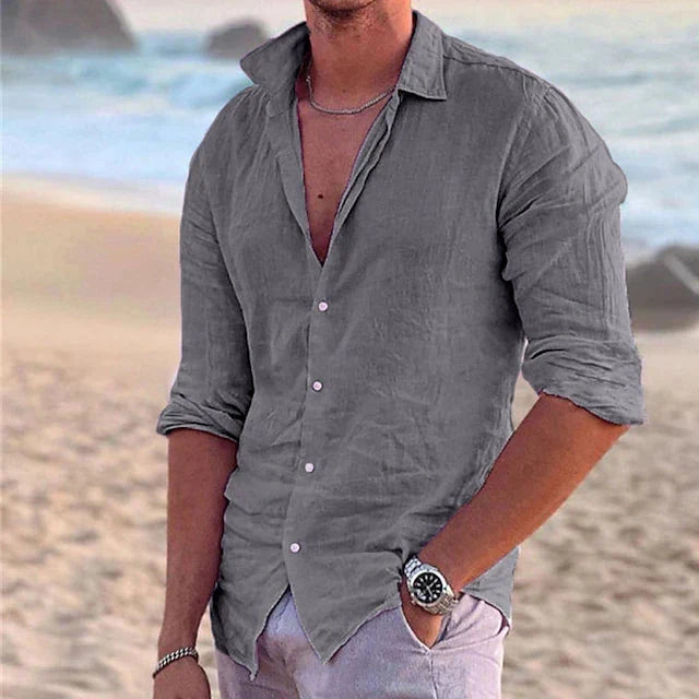Chemise homme élégante à manches longues, col classique, associée à un chino, style masculin polyvalent.