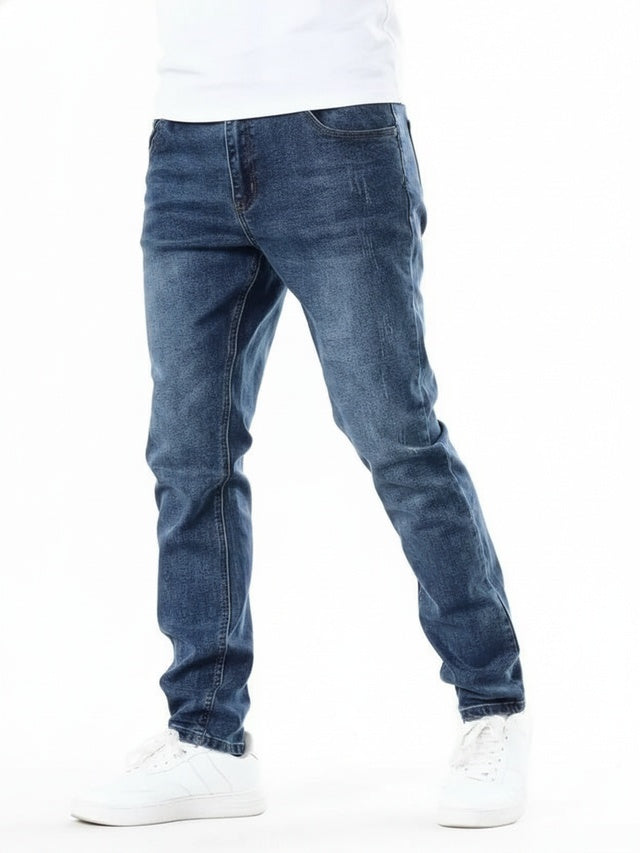 Jean slim fit homme bleu, look moderne et décontracté. Confort et style urbain essentiel.