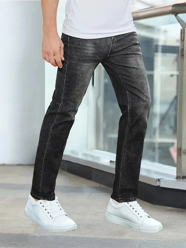 Jean décontracté slim fit homme. Style urbain et confort moderne pour un look essentiel masculin.