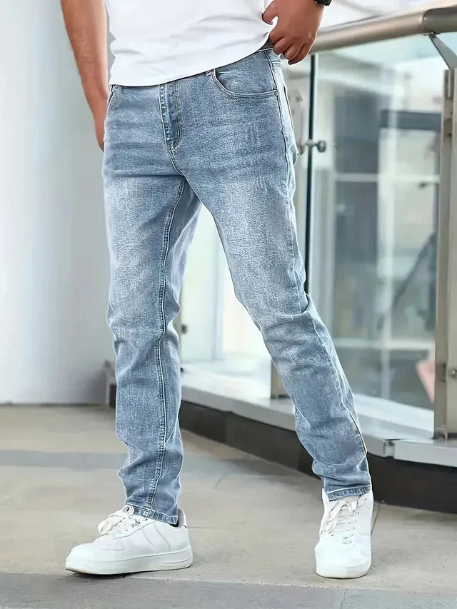 Jean slim fit homme bleu used, look authentique et décontracté. Parfait pour la mode masculine.