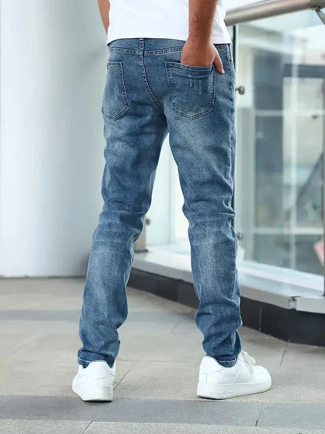 Jean slim fit homme, coupe moderne pour un style décontracté chic. Essentiel de la mode masculine.