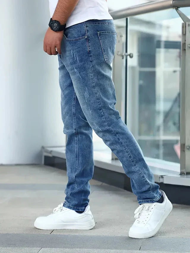 Jean slim fit homme, confort moderne pour un style urbain décontracté. Vêtement polyvalent.
