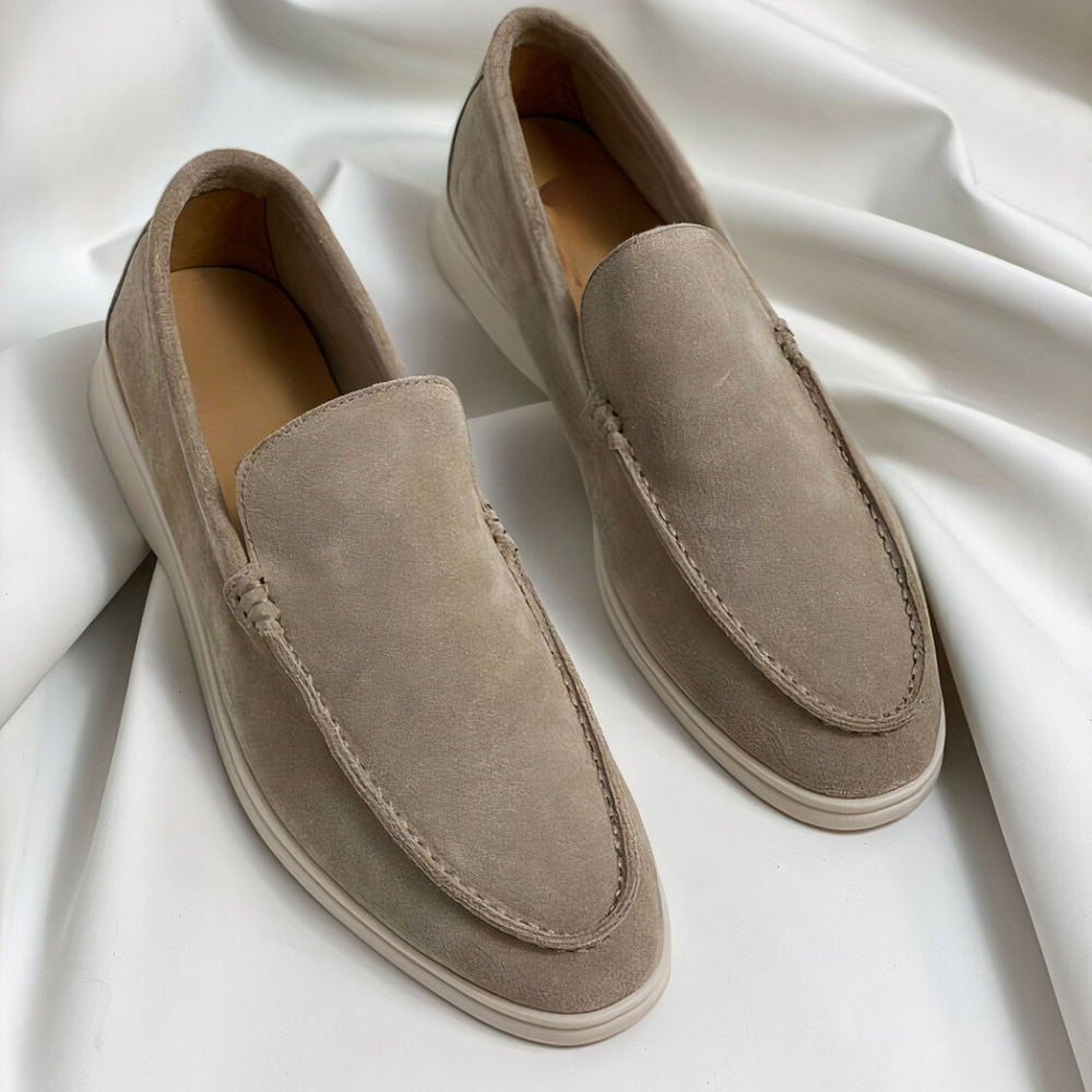 Chaussures homme tendance : mocassins élégants slip-on à bout rond et semelle blanche, idéaux pour le confort quotidien.