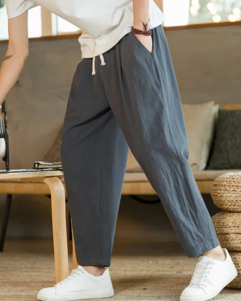 Pantalon ample homme à plis pour un style casual ou décontracté. Taille élastique et cordon assurent un ajustement parfait.