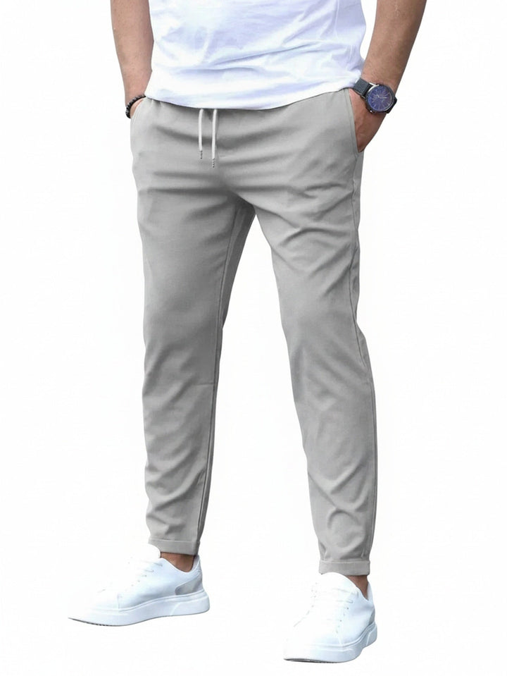 Pantalon chino homme slim moderne, cordon de serrage et revers élégants.