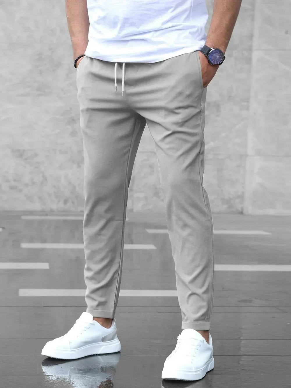 Chino slim homme moderne, coupe confortable avec revers stylés et cordon.