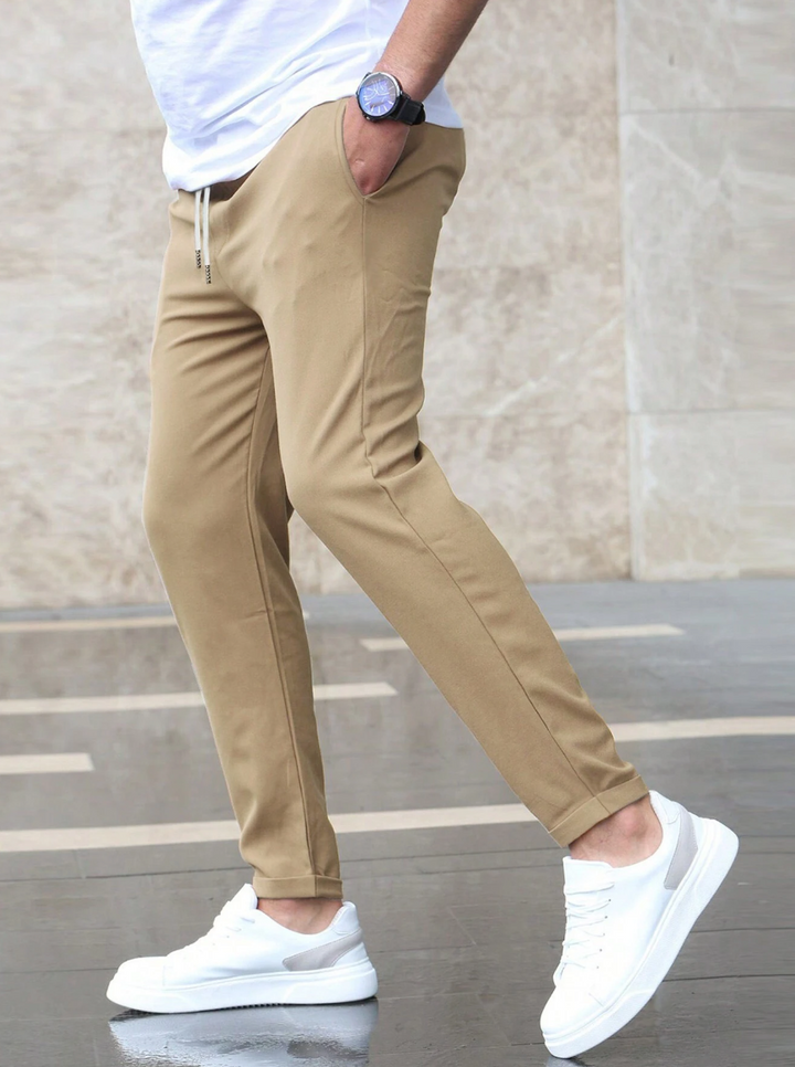 Chino homme slim confortable, taille élastique et cordon pour un ajustement parfait.