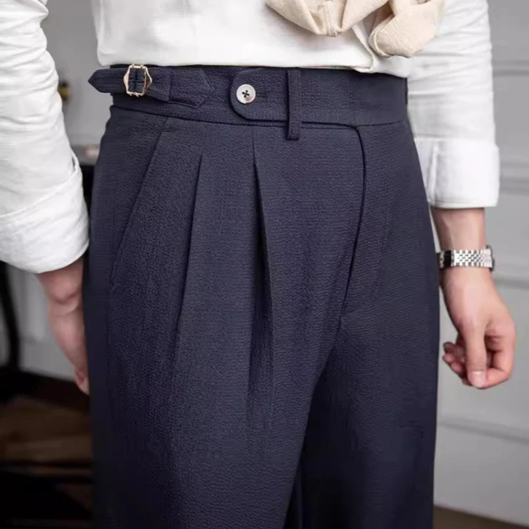 Pantalon costume homme taille haute, slim fit et pinces. Idéal pour un style moderne et habillé.